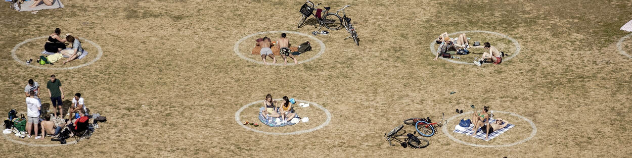 Cirkels in het park vanwege 1,5-metermaatregel, mei 2020, Rotterdam