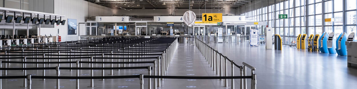Uitgestorven vertrekhal op Schiphol, maart 2020, Schiphol Airport