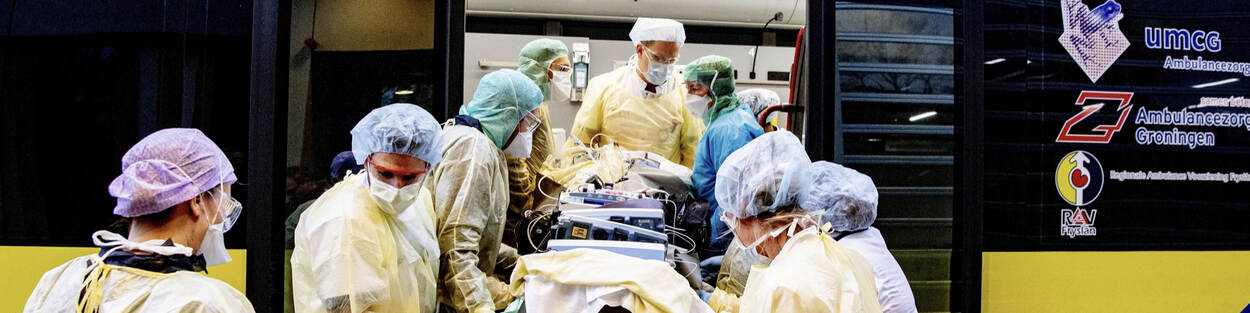 Medisch personeel brengt coronapatiënt naar een Mobiele Intensive Care Unit, maart 2020, Breda