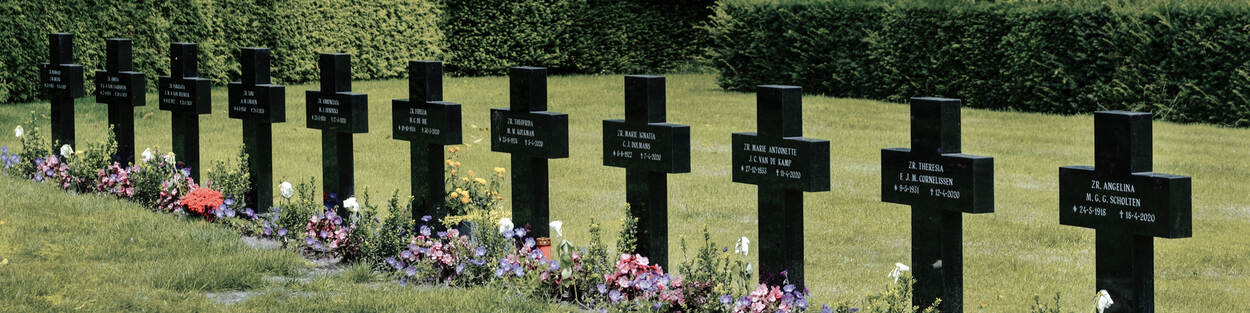 Graven van coronaslachtoffers uit de kloostergemeenschap Congregatie Zusters van Liefde, april 2020, Schijndel